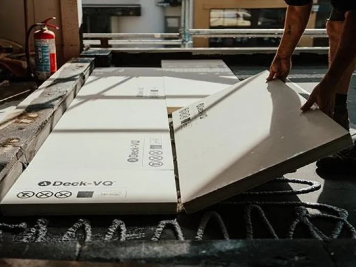 Deck-VQ vacuümisolatie installatie op een terras