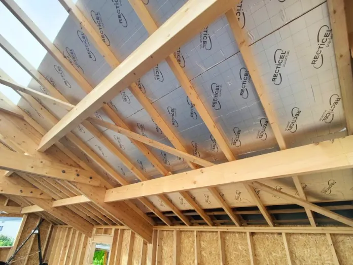 Recticel chantier toiture inclinée avec Ambiance Bois Concept