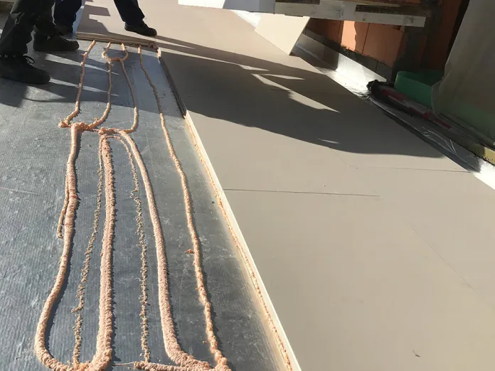 Deck-VQ vacuümisolatie van Recticel geplaatst op een dakterras