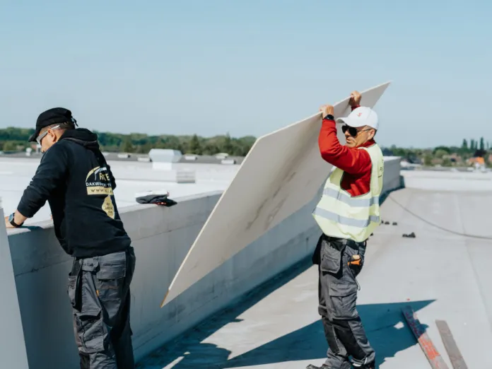 Topcover isolatieplaten worden geïnstalleerd op een plat dak
