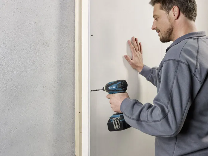 Eurothane G isolatieplaten met gipskarton worden vastgeschroefd tegen de muur