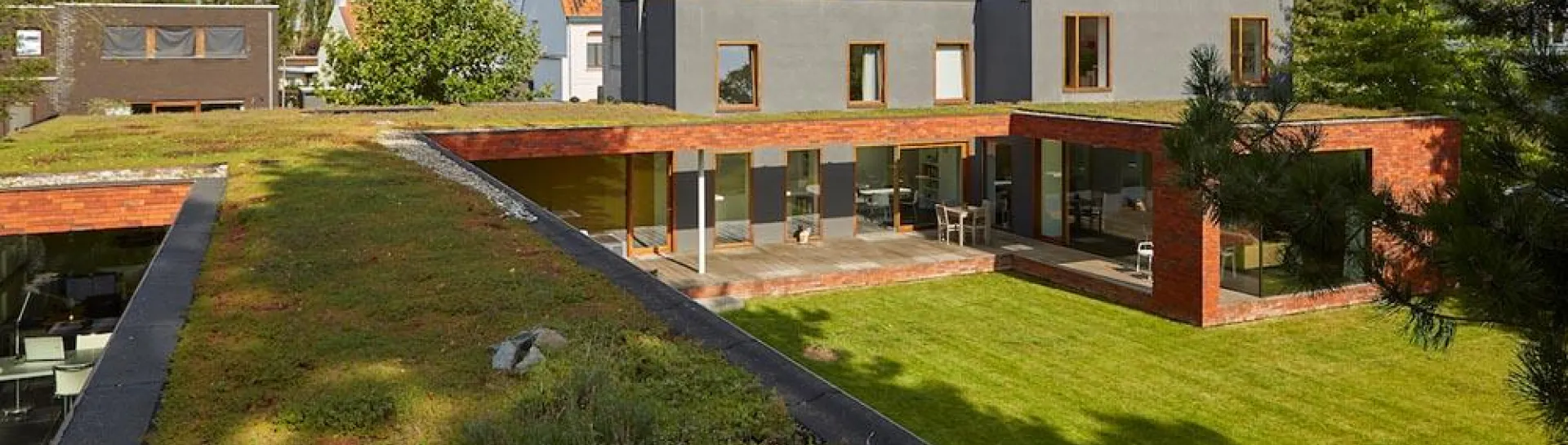 Totaalrenovatie met Eurothane Bi-4 plat dak isolatie van woning met praktijk te Waregem.