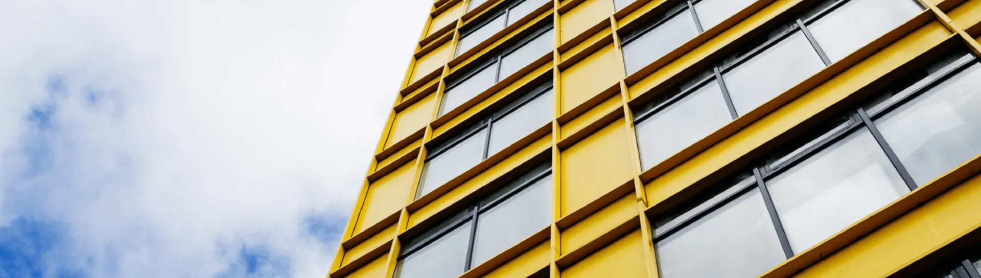 Lataa opas tuulettuvan julkisivun suunnitteluun Recticel PIR-eristeillä.