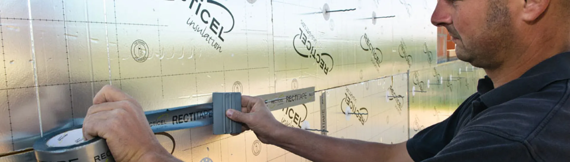 Aannemer installeert Recticel Eurowall spouwmuurisolatie