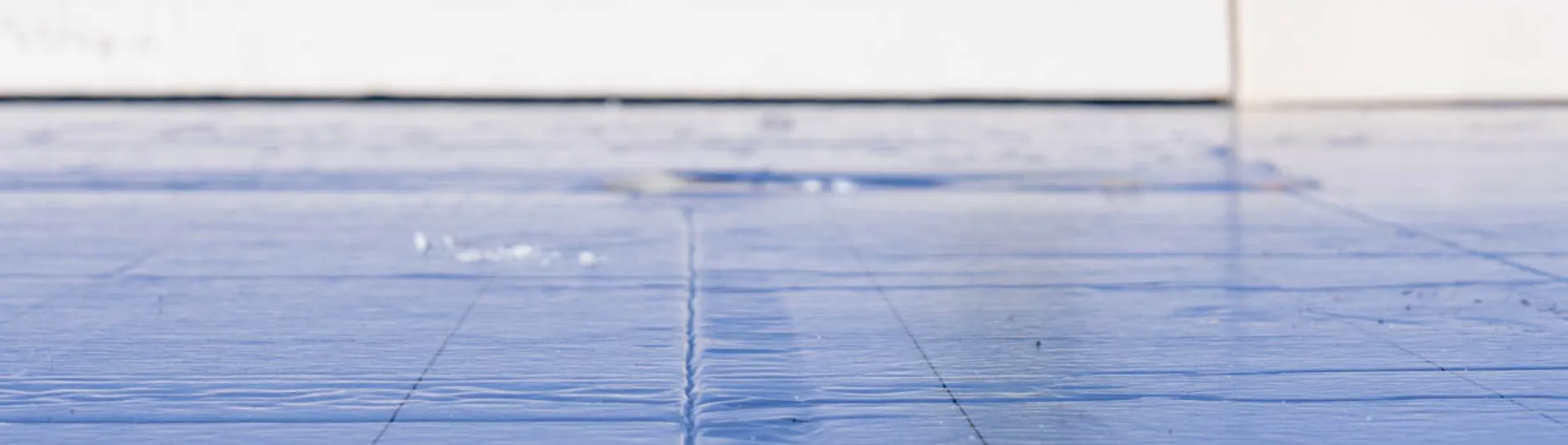 man loopt op geïsoleerd plat dak met Recticel Insulation