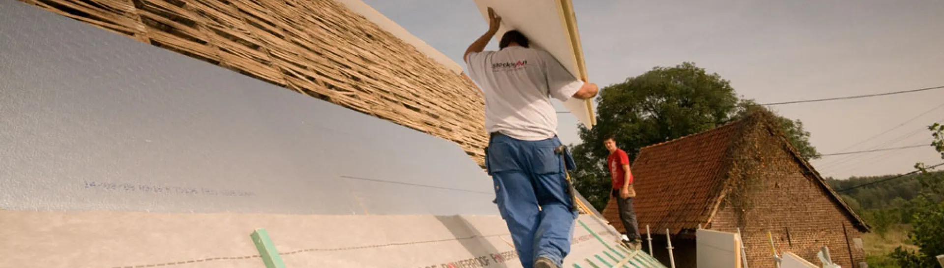 dakdekker installeert powerroof pir isolatie voor hellende daken van Recticel Insulation