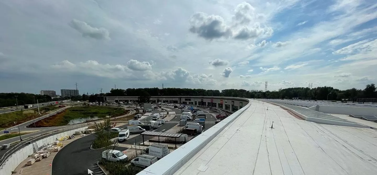 Plat dak isolatie met afwerking op Malinas gebouw