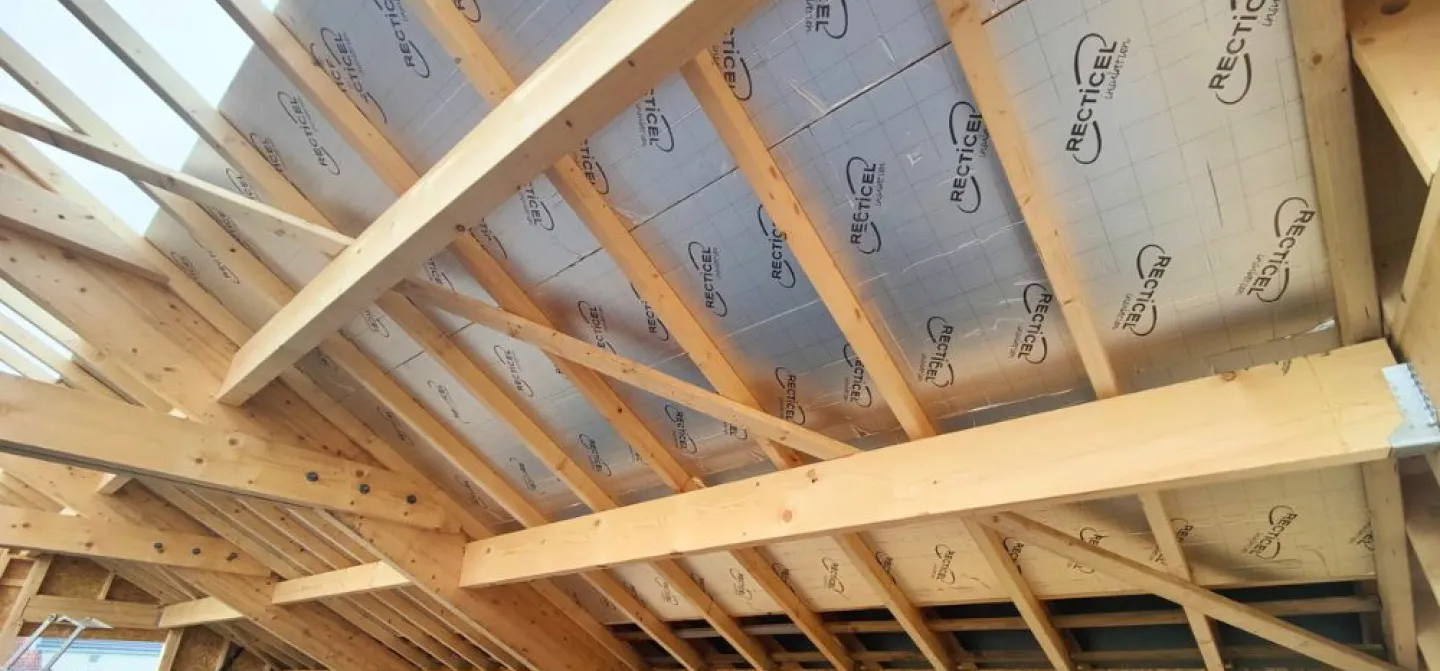 Recticel chantier toiture inclinée avec Ambiance Bois Concept
