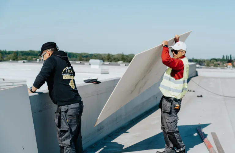 Topcover isolatieplaten worden geïnstalleerd op een plat dak