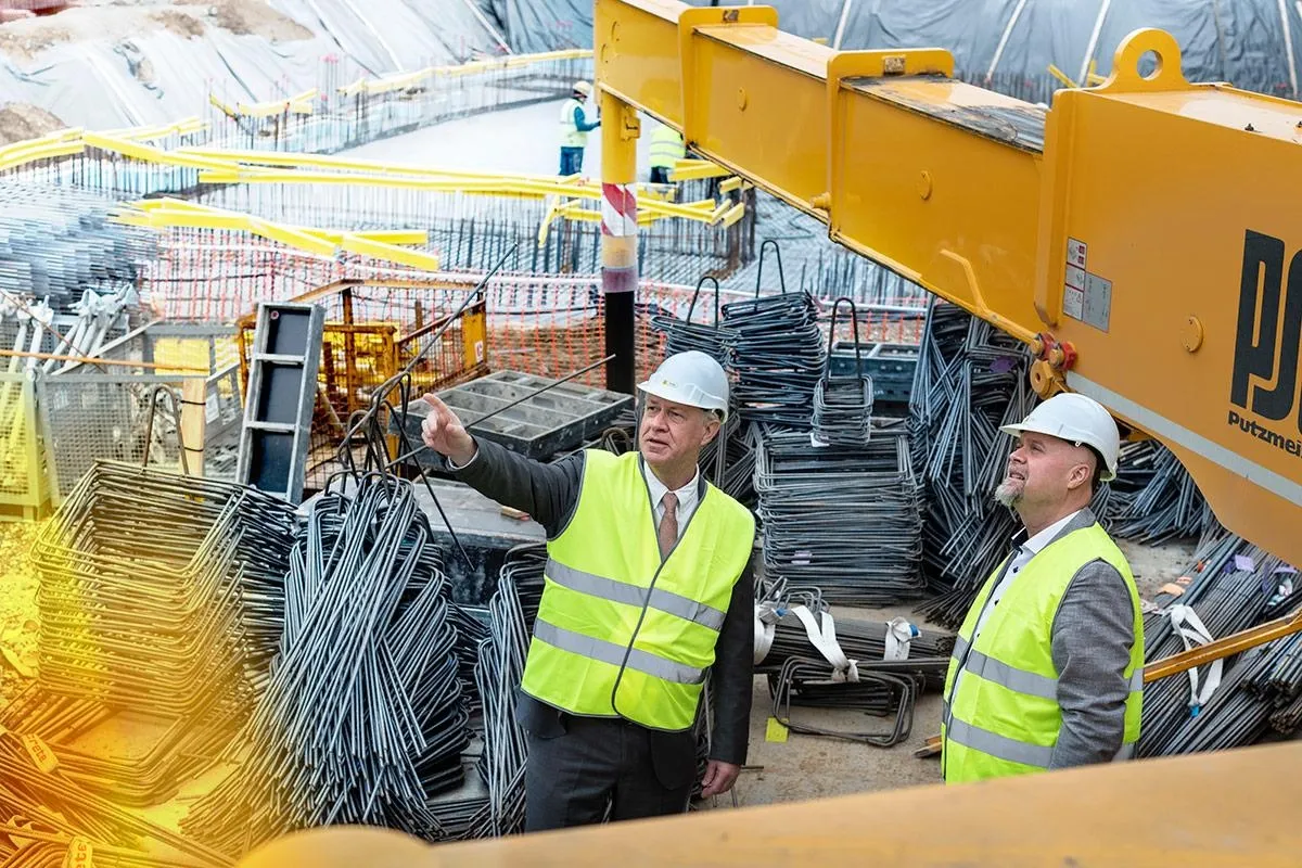 Le  directeur général de la Confédération de la construction flamande et Geert Dekyvere discutent l'avenir