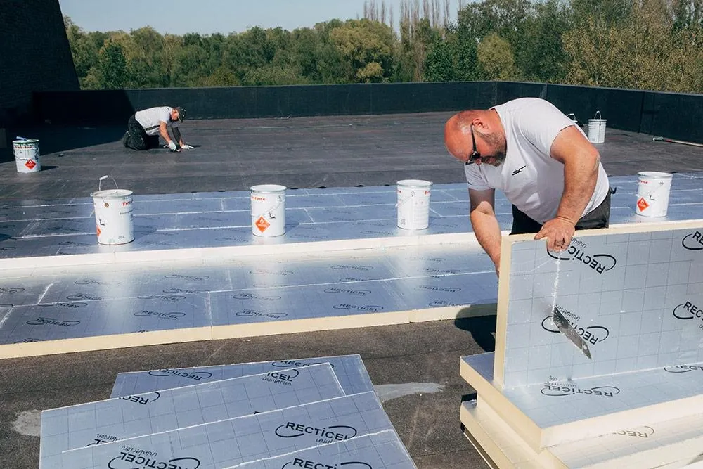Immeuble Solidaris Courtrai isolé avec l'isolation pour toitures plates Eurothane Silver et l'isolation sous vide Deck-VQ à la structure du bâtiment de Bond Moyson