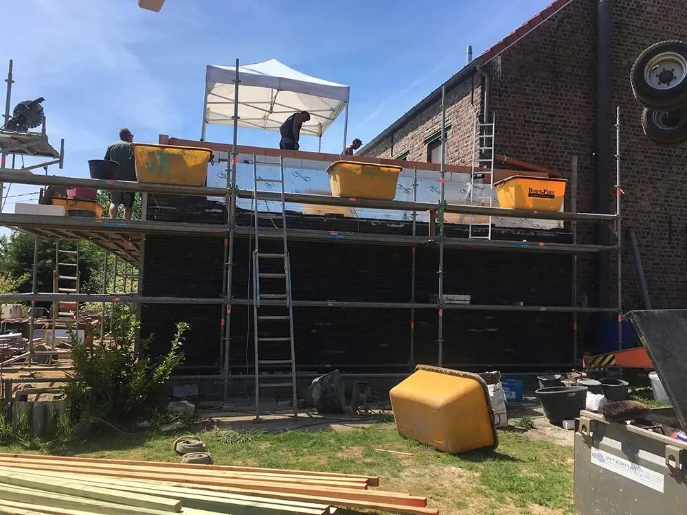 Energiezuinige renovatie te loonbeek met Recticel spouwmuur- en plat dak isolatie achtergevel