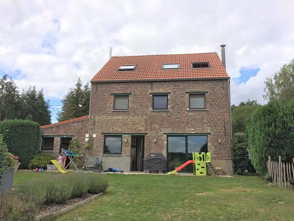 Energiezuinige renovatie te loonbeek met Recticel spouwmuur- en plat dak isolatie achtergevel
