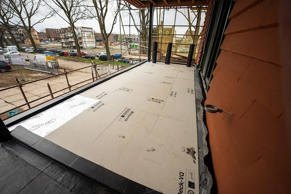 Nieuwbouwproject KOER in Rotterdam - Deck-VQ isolatieplaten op terras