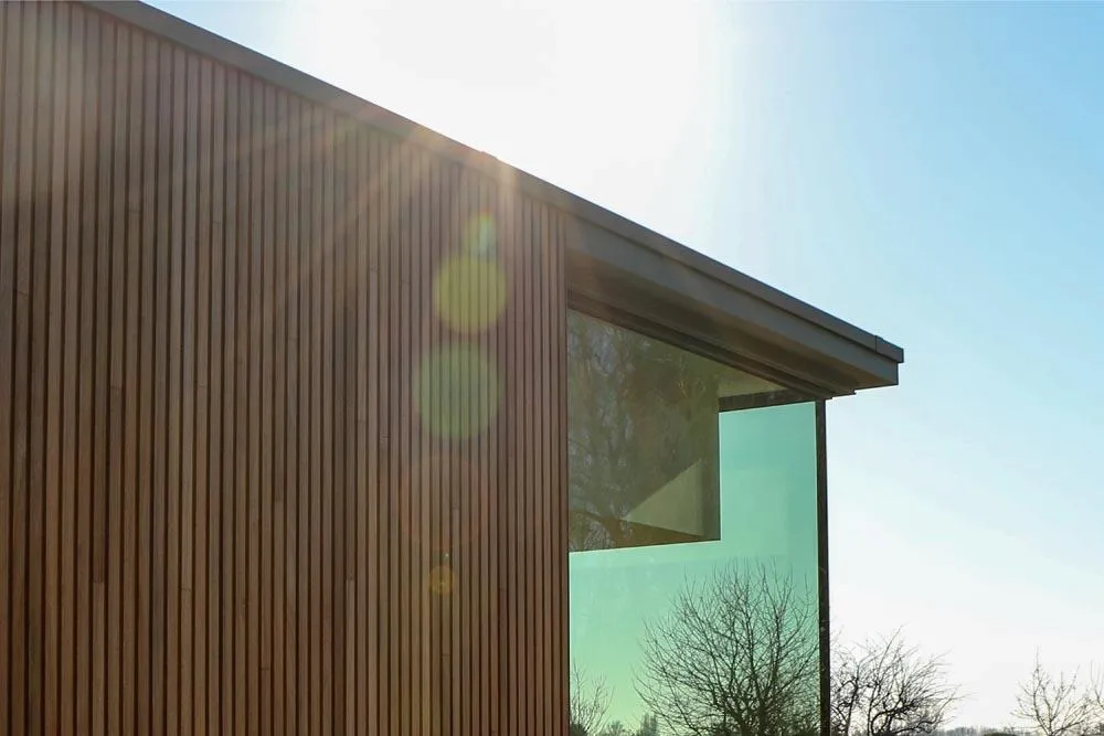 Transparante achterbouw te Merelbeke geïsoleerd met Eurothane Silver isolatie voor platte daken