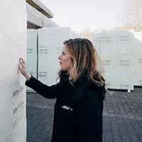 Isabelle van Six bij het Bond Moyson gebouw te kortrijk