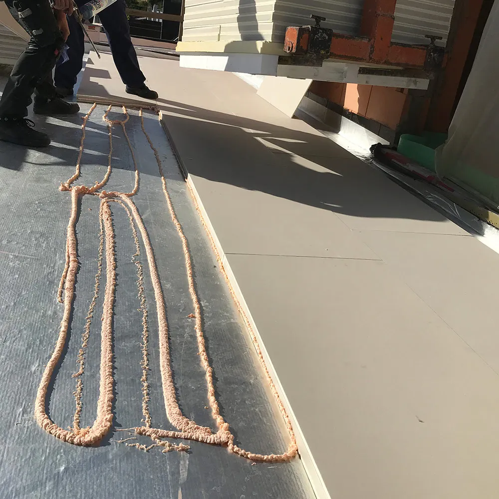 Deck-VQ vacuümisolatie van Recticel geplaatst op een dakterras