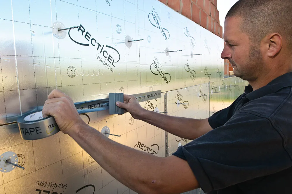 Aannemer installeert Recticel Eurowall spouwmuurisolatie