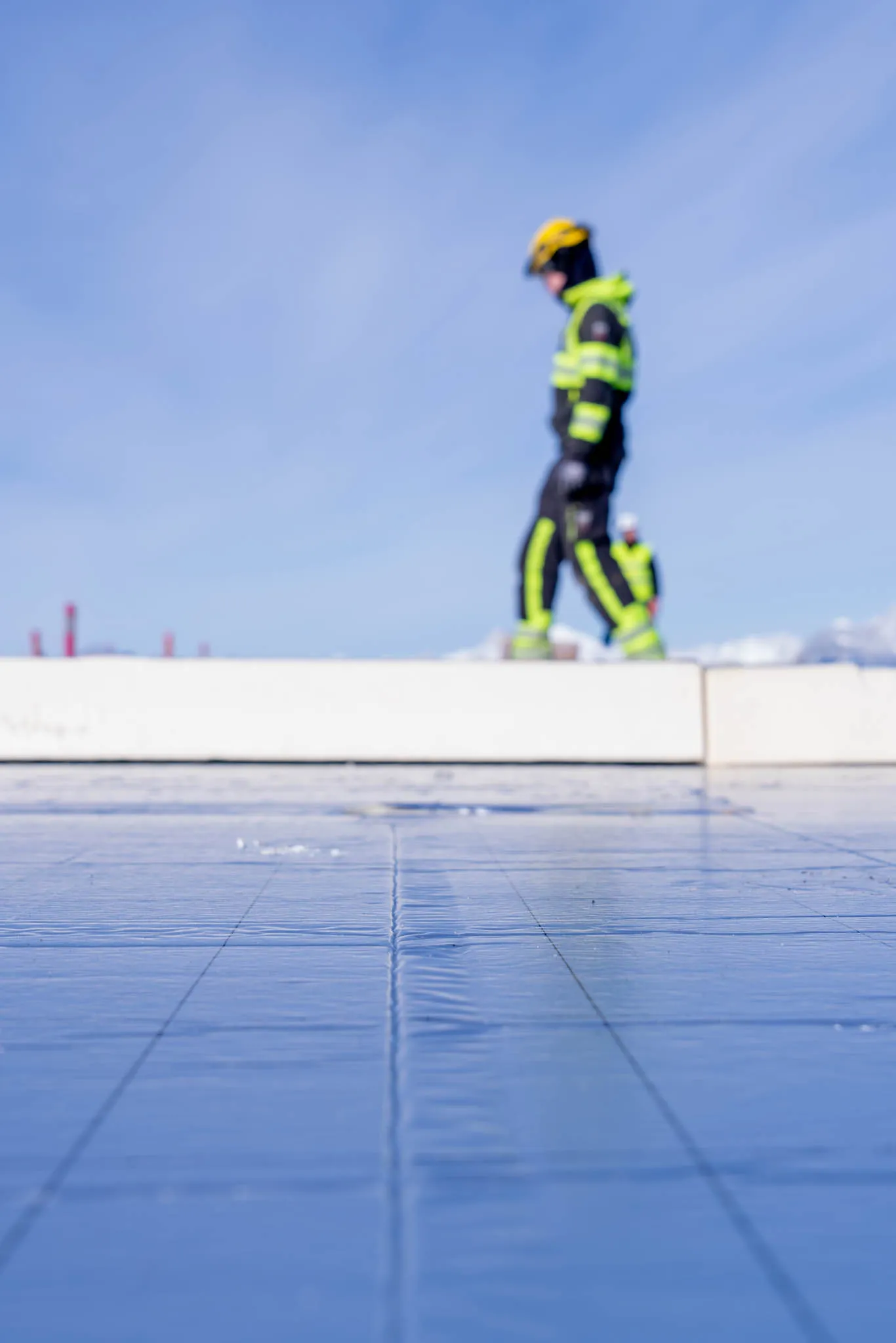 man loopt op geïsoleerd plat dak met Recticel Insulation