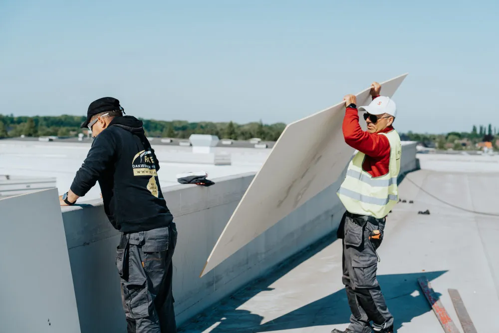 Topcover isolatieplaten worden geïnstalleerd op een plat dak
