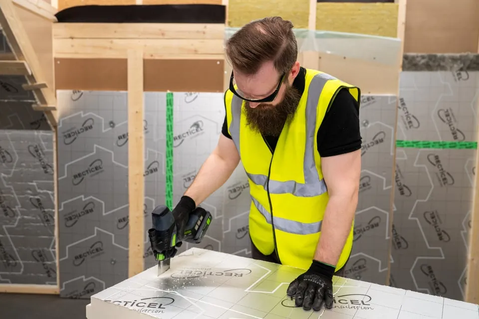 PIR-lisälämmöneristyksen asennus vanhaan purueristeiseen seinään (korjausrakentaminen)