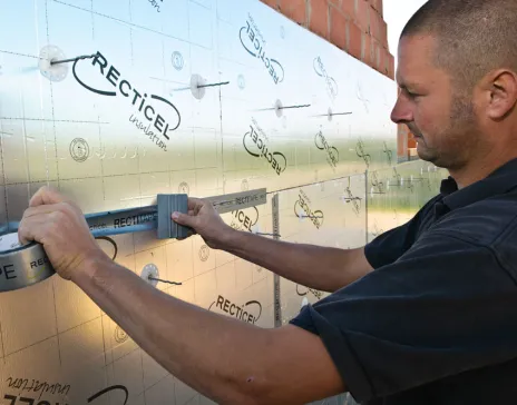 Aannemer installeert Recticel Eurowall spouwmuurisolatie