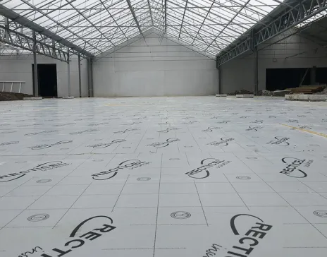 Magazijn of sporthal met Recticel Eurofloor vloerisolatieplaten