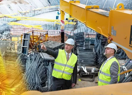Le  directeur général de la Confédération de la construction flamande et Geert Dekyvere discutent l'avenir