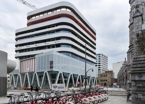 Eurothane Silver plat dak isolatie van Recticel Insulation zet de kroon op 'News City' gebouw te Antwerpen