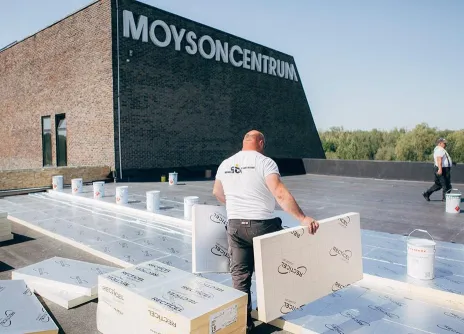 Immeuble Solidaris Courtrai isolé avec l'isolation pour toitures plates Eurothane Silver et l'isolation sous vide Deck-VQ à la structure du bâtiment de Bond Moyson
