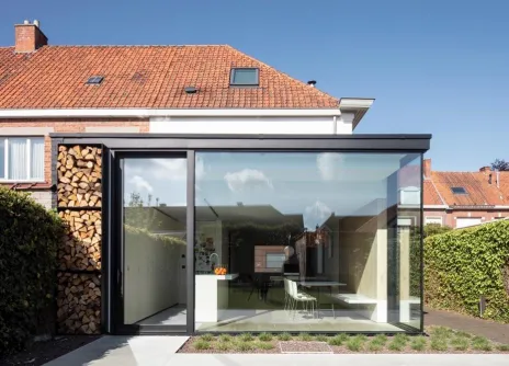 onpraktische woning te Izegem verbouwd tot een open en gezellige thuis met Powerdeck F plat dak isolatie van Recticel.