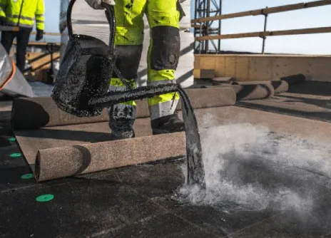 Bitumikateratkaisu asennetaan Recticel PIR-eristeen päälle liimaamalla tai osittain hitsaamalla.