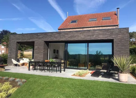 Energiezuinige renovatie te loonbeek met Recticel spouwmuur- en plat dak isolatie achtergevel