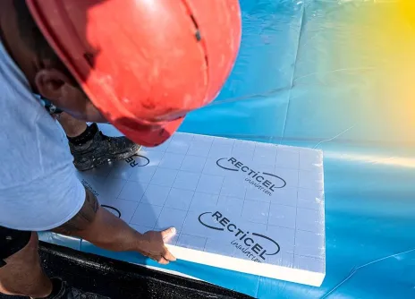 Entrepreneur de construction avec panneau de l'isolation