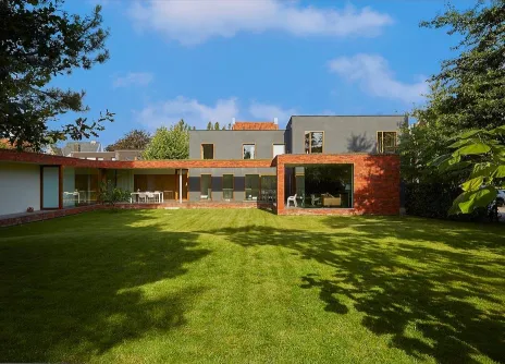 Totaalrenovatie met groendak en Eurothane Bi-4 plat dak isolatie van woning met praktijk te Waregem.