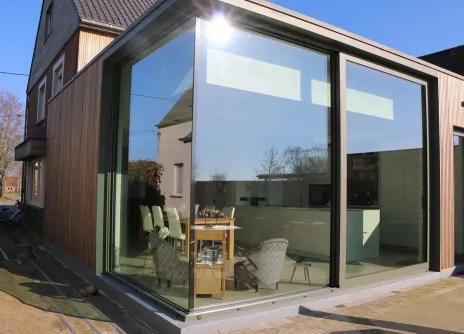 Transparante achterbouw te Merelbeke geïsoleerd met Eurothane Silver isolatie voor platte daken