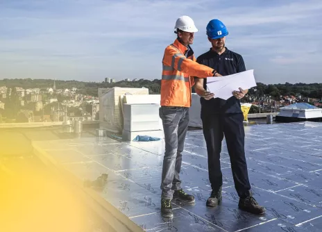 Thibaut de Recticel avec le chef de projet du toiture plat