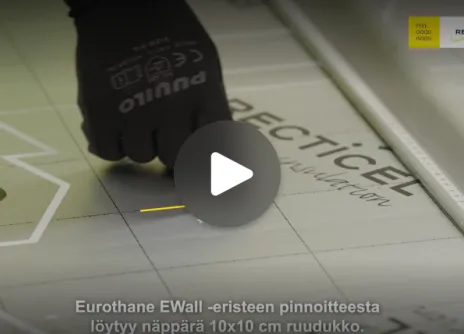 Eristyslevyn leikkaaminen terävällä terällä; käsine näkyvissä.